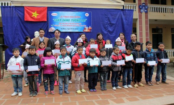 Trao học bổng thắp sáng tương lai tại Hà Nội